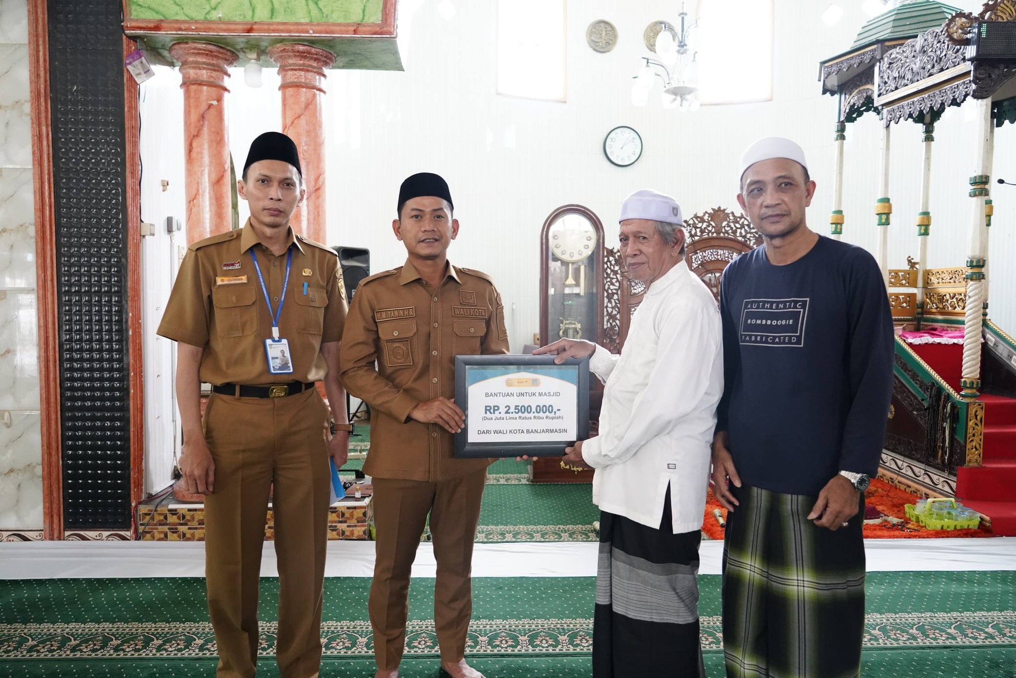 Wali Kota Banjarmasin Serahkan Bantuan Kemakmuran Masjid dan Insentif Marbot di Masjid Jami Teluk Dalam