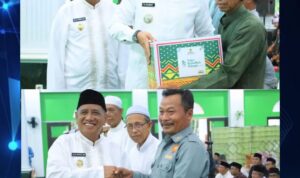 Bupati  didampingi Wabup. Memberikan bantuan dari Pemkab. Tala ke Kecamatan Batam  Rp 1.075.000.000.
