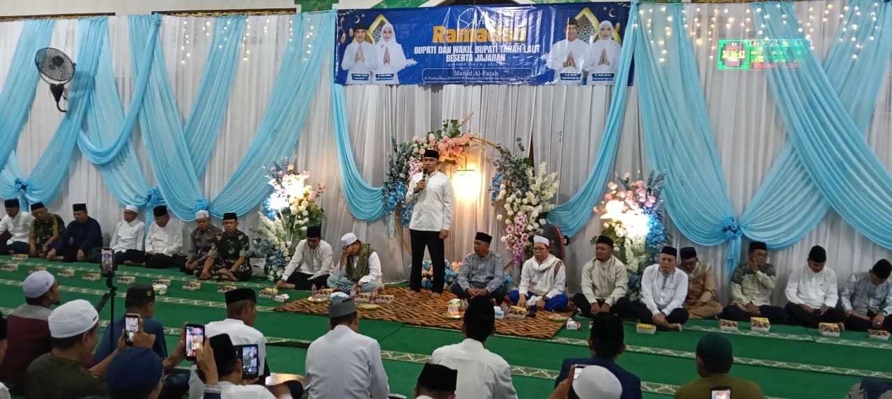 Bupati Wakil Bupati Tala akhiri Safari Ramdhan di Masjid Al Fatah Sembari bagikan Bantuan