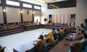 Sekda Zulkifli Pimpin Rapat Evaluasi Kerja demi Kepuasan Pelayan Publik Sekda Zulkifli Pimpin Rapat Evaluasi Kerja demi Kepuasan Pelayan Publik