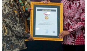 Wali Kota Yamin Dianugerahi Sahabat Pers SMSI di Gedung Dewan Pers