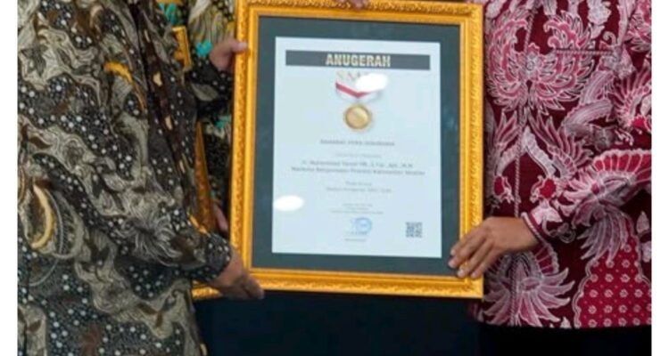 Wali Kota Yamin Dianugerahi Sahabat Pers SMSI di Gedung Dewan Pers