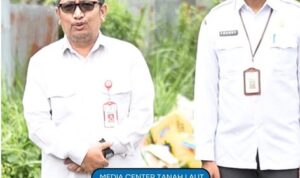 Terima Laporan Masyarakat Melubernya sampah ditepian Kuburan Muslimin, DPRKPLH Segera Bertindak Terima Laporan Masyarakat Melubernya sampah ditepian Kuburan Muslimin, DPRKPLH Segera Bertindak