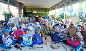 Bunda PAUD Neli Listriani Ajak Anak Jelajah Literasi di Taman Satwa Jahri Saleh