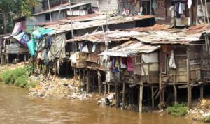 *Dinas Perkim Kota Banjarmasin di tahun 2026 Optimalkan Perbaikan jalan lingkungan dan penataan kawasan kumuh* Kabar Borneo Raya September 30, 2026  Kabarborneoraya.com : Banjarmasin  Pemerintah Kota Banjarmasin, Kalimantan Selatan melalui dinas  perumahan rakyat dan kawasan permukiman (Perkim) kota Banjarmasin, menyebutkan ratusan rumah warga tidak layak huni mendapatkan bantuan bedah rumah di tahun 2026.  pemkot Banjarmasin mempunyai program penanggulangan rumah tidak layak huni (RTLH) ,di laksanakan Oleh dinas sosial juga ada dan dari dinas perkim juga ada,kalau dari dinas sosial menggunakan dana  APBD.untuk dinas perkim sendiri  juga Berkolaborasi Dengan pemerintah pusat.  “Menurut Kepala Dinas Perumahan Rakyat dan Kawasan Permukiman Kota Banjarmasin Yusna Irawan SE.M.Eng, saat di kompirmasi di ruang kerjanya Bersama Kepala bidang Kawasan permukiman dan kepala bidang perumahan,hari senin tanggal 28/9/2026, sesuai arahan walikota banjarmasin HM Muhammad Yamin HR, untuk menuju Banjarmasin Maju dan sejahtera.  Di tahun 2026 ini iya mengatakan, program bedah rumah, ratusan unit rumah warga tersebut bersama  dari kementrian dalam hal ini pemerintah pusat kurang lebih sebanyak 400 unit.   Bantuan Ratusan rumah itu, ungkap dia, tersebar di lima kecamatan di kota Banjarmasin, di mana program bedah rumah warga tidak layak huni ini sudah  dilaksanakan sambil Menunggu progres penyelesaian mudah mudahan bisa selesai tepat waktu harap nya.   ini bantuan kesekian kalinya disalurkan pemerintah pusat dalam memberikan rumah layak huni bagi masyarakat Kota  Banjarmasin,” ucap Nya   “Pemerintah kota  Banjarmasin sendiri, ungkap Yusna, juga berupaya memaksimalkan melaksanakan program pengentasan kawasan kumuh yang ada di daerah kota Banjarmasin, juga perbaikan jalan lingkungan seperti jalan titian dan juga jalan permukiman lainnya.   Di mana tahun 2026 ini, dengan kolaborasi bersama pemerintah provinsi dan pemerintah pusat ditargetkan bisa mengentaskan kawasan kumuh dan jalan permukiman yang ada di kota Banjarmasin,Diantaranya fokus penataan kawasan kumuh di 5 kecamatan Banjarmasin.  Dengan kolaborasi ini, kita harapkan pengentasan kawasan kumuh di Kota Banjarmasin secepatnya bisa teratasi Harap Nya.  Demikian juga di katakan  kepala bidang kawasan permukiman Hizbulwathoni ST, saat memberikan komentar nya,di tahun 2026 ini untuk penataan kawasan kumuh ada 17 lokasi yang  sudah di tangani,yang ada di 13 kelurahan di kota banjarmasin,menurut nya progres tersebut sudah hampir selesai di targetkan akhir bulan Oktober sdh  bisa selesai keseluruhan.   “kepala bidang Perumahan Agus Herri Wijayadi ST, Menambahkan  untuk program dinas perumahan dan Permukiman kota banjarmasin, ucap nya ada juga program peningkatan jalan komplek perumahan,itu bukan peningkatan jalan komplek saja.  juga kita laksanakan program  prasarana,Sarana dan Utilitas umum (PSU) untuk program itu ucap agus dengan catatan sudah melakukan serah Terima lahan Atau Fasum, ke pemerintah kota banjarmasin.   kalau itu sudah di laksanakan, ucap nya, maka kami dari dinas Perumahan Rakyat dan permukiman (Perkim) akan bisa segera melaksanakan apa yang menjadi program pemerintah,   antara lain seperti (PSU) kelengkapan dasar Fisik lingkungan Hunian yang memenuhi standar tertentu, dan untuk kebutuhan bertempat tinggal yang layak  sehat aman dan nyaman…(MD)