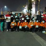 Tim Siaga Bagikan 2.500 Masker di Tengah Nobar Indonesia vs Singapura