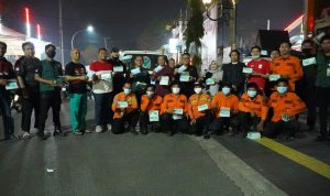 Tim Siaga Bagikan 2.500 Masker di Tengah Nobar Indonesia vs Singapura Tim Siaga Bagikan 2.500 Masker di Tengah Nobar Indonesia vs Singapura