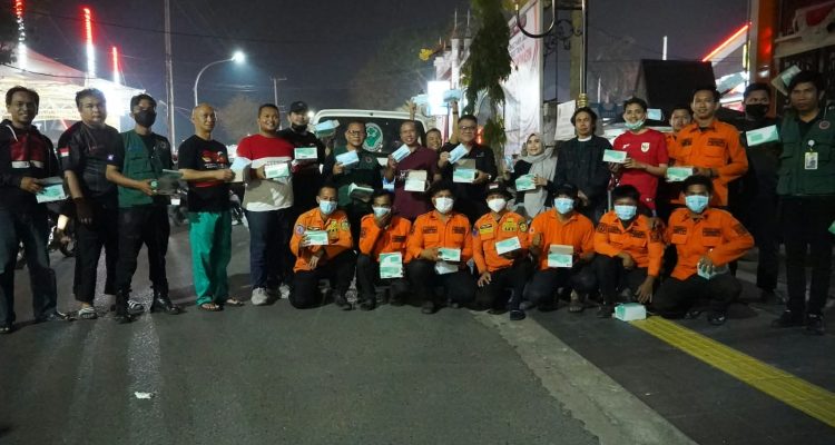 Tim Siaga Bagikan 2.500 Masker di Tengah Nobar Indonesia vs Singapura