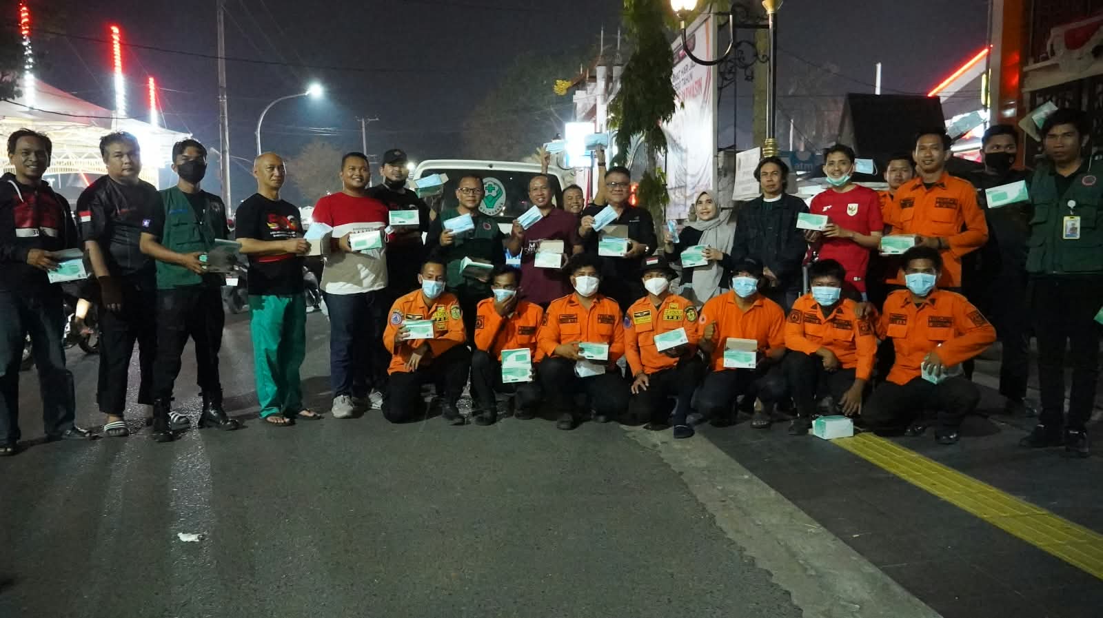 Tim Siaga Bagikan 2.500 Masker di Tengah Nobar Indonesia vs Singapura