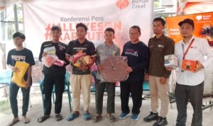 Rumah zakat Kalsel Berikan Bantuan Alat pelindung Diri  Pemadam Kebakaran untuk Karhutla