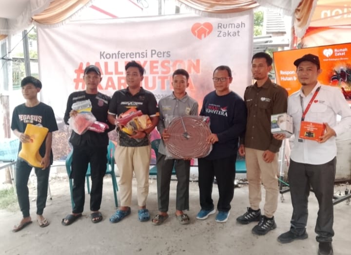 Rumah zakat Kalsel Berikan Bantuan Alat pelindung Diri  Pemadam Kebakaran untuk Karhutla