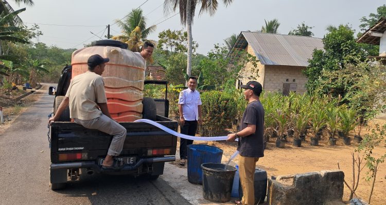 Koperasi PonPes Nurul Hijrah Salurkan CSR Bangun Sumur Bor  di Desa Alur